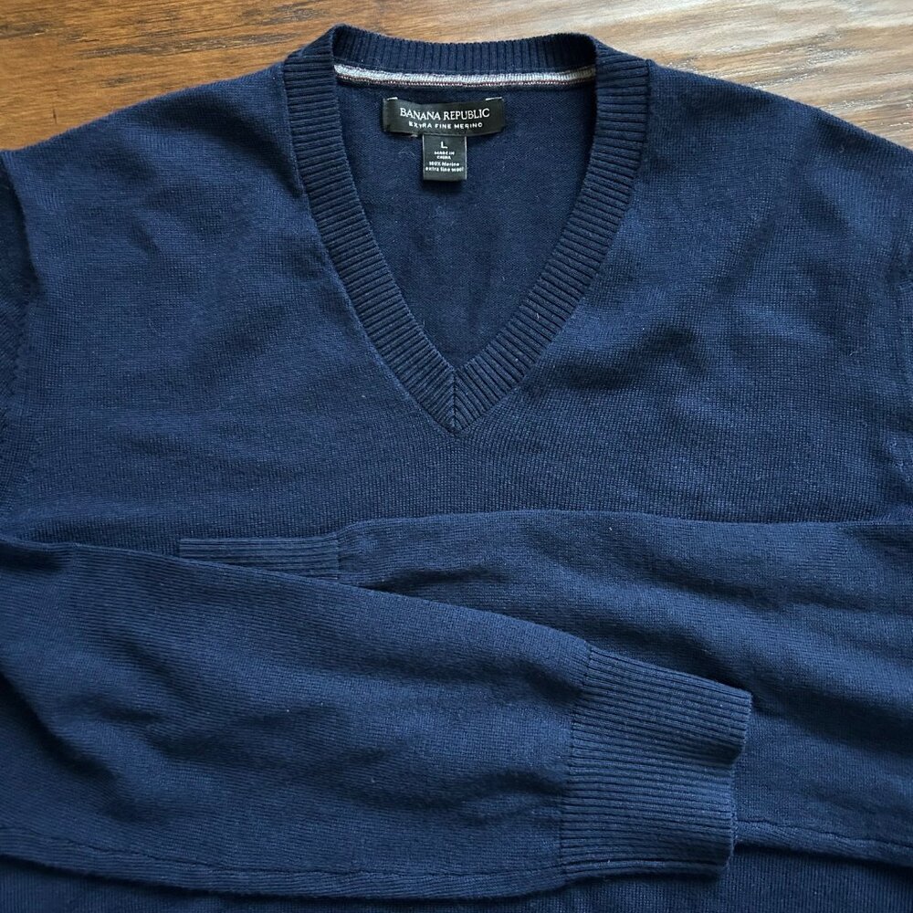 Banana Republic mens navy blue v-neck sweater merino wool size L Large - Picture 3 of 5